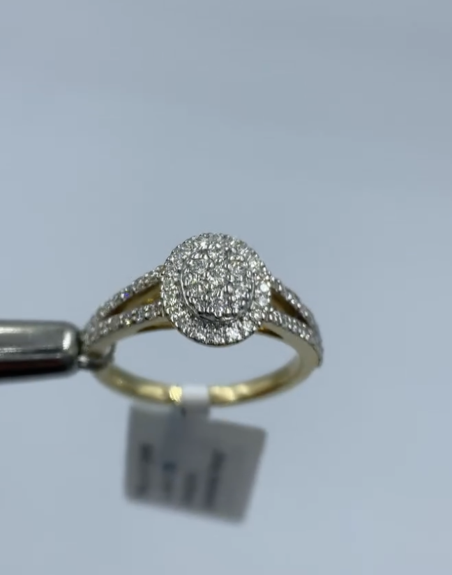 Diamantring med brillantslebne sten og delt skinne i 18 karat guld.