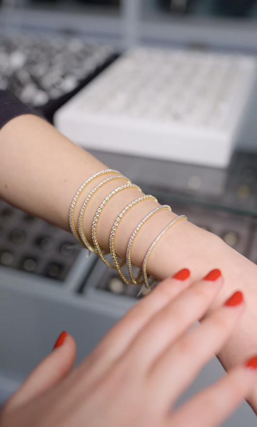 Tennis-armbånd i guld og diamanter præsenteres for kunde i Al-Kabanis butik.